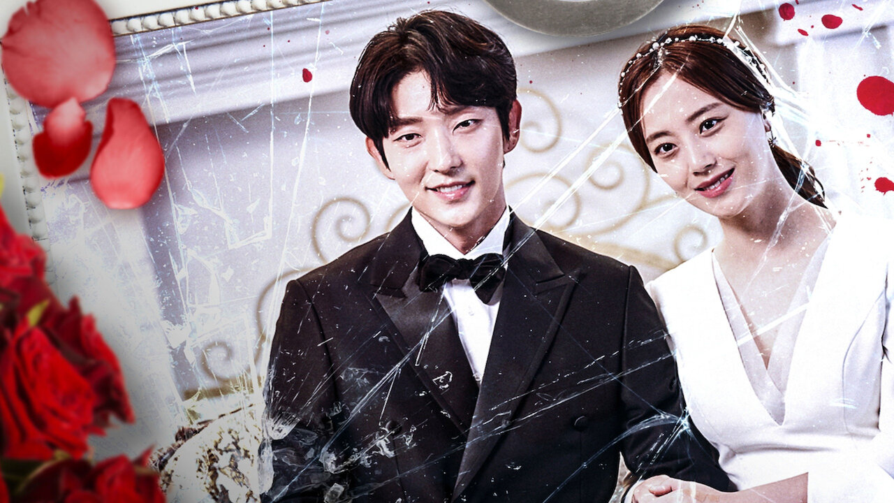 Lee Joon-gi e Moon Chae-won em pôster de Flower of Evil, vestidos de noivos com efeito de vidro trincado.